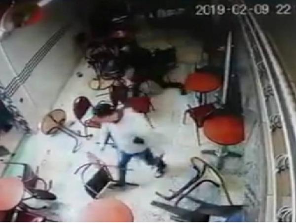 شخص يٌشهر سلاحا ويهدد زبائن مقهى بفاس..مديرية الأمن تكشف التفاصيل