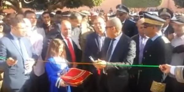 مهزلة بالفيديو...أكثر من 30 مسؤول يصطفون تباعا لقص شريط تدشين مشروع عادي ببركان