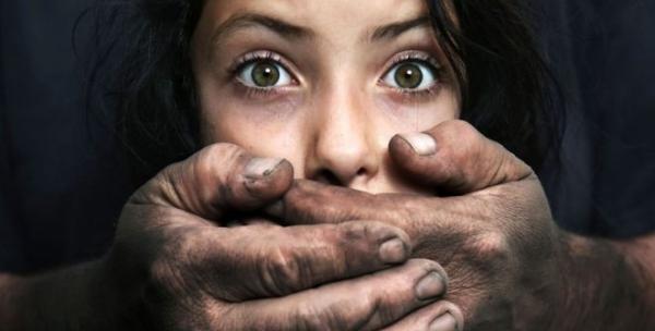 بسبب الساعة الإضافية ..."مشرملين" مسلحان يختطفان تلميذة في جنح الظلام وهذا ما قاما به ( الفيديو)