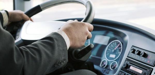 مثير جدا...سائق حافلة للمسافرين يشاهد فيديوهات خليعة ويخاطر بحياة المواطنين(صورة)