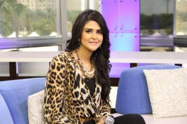 المغربية سلمى رشيد تحرج معجب أراد وضع يده عليها!