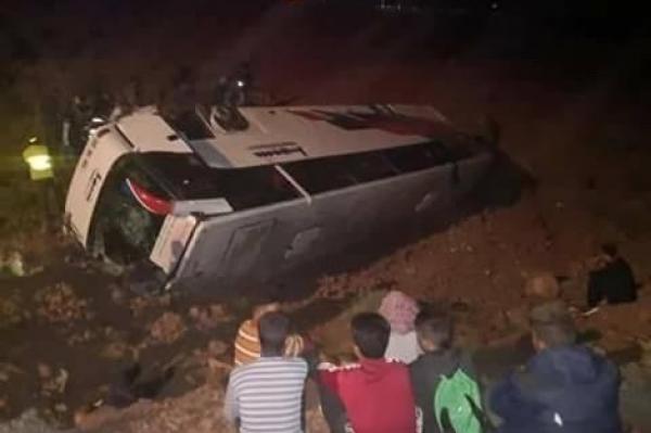 فيديو: انقلاب حافلة لنقل المسافرين يخلف 12 قتيلا وأزيد من 20 جريح