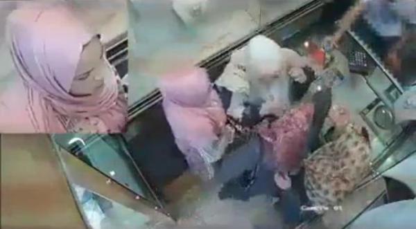 بالفيديو .. أم ذهبت لتبيع ذهبها لعلاج ابنتها المريضة فتعرضت للسرقة بطريقة مثيرة من امرأة