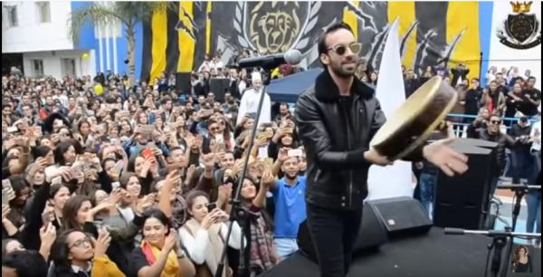 عثمان مولين يغني بمدرسته السابقة “HEM” تحت الأمطار والحضور الكثيف