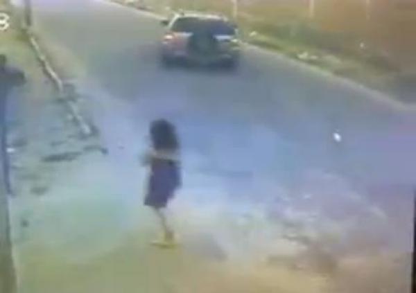 بالفيديو.. سيارة تنتزع شابا من جوار صديقته وتقتله