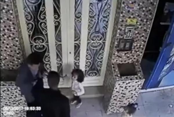 خطيـر.. كريساج شخص بالأسلحة البيضاء أمام يبته و تحت أنظار أطفاله بحي أناسي - البيضاء