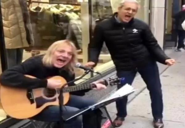 فيديو للأمير مولاي هشام يرقص ويغني بالشارع العام يثير الإعجاب بمواقع التواصل