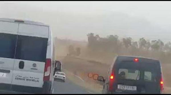 سيارة جماعية تتجاوز في خط متصل كادت أن ترتكب حادثة خطيرة بقنطرة أحد لبرادية