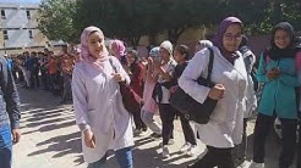 استقبال الأساتذة المتعاقدين بالتمر والحليب في مؤسستهم بالقصر الكبير