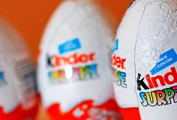تسمم عشرات الأطفال في عدد من الدول الأوروبية وأصابع الاتهام تتجه نحو "بيضة كيندر" والشركة الأم تتدخل