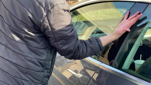 بالفيديو.. يزرع شريحة في يده للتخلص من مفتاح سيارة تسلا التقليدي