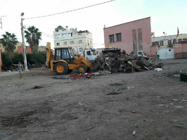 سلطات بني ملال تستعين بالقوات العمومية و تحرر محيط مدرسة و تهدم خيام  تجار الخضر والفواكه
