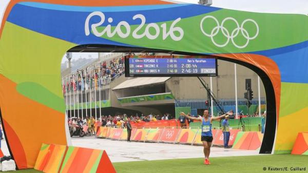 كلب ضال يسبق عداء أردنياً إلى خط النهاية في ماراثون ريو