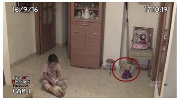فيديو لطفلة تلعب يثير الرعب .. هل توجد أرواح شريرة ؟؟!!