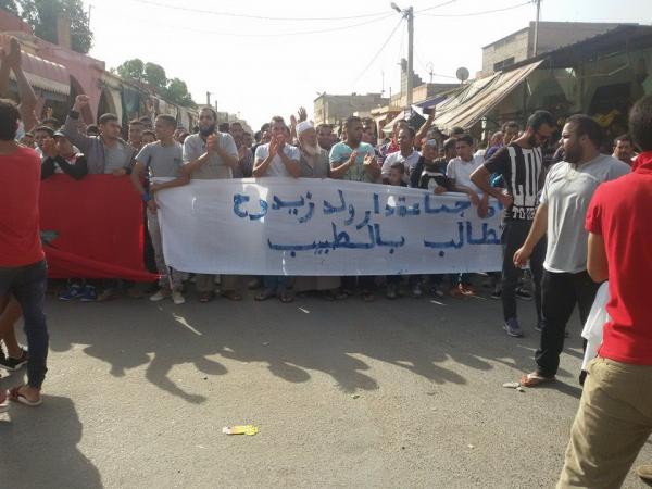 وفاة سيدة حامل وغياب الطبيب يخرج ساكنة ولد زيدوح  للاحتجاج بالشوارع والاعتصام امام المركز الصحي