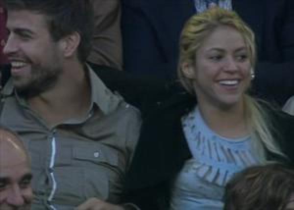 صور ملتهبة لشاكيرا و بيكيه في مدرجات الكامب نو