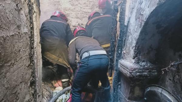 حريق يتسبب في سقوط سقف منزل ومصرع شخص مُسن بسطات(صور)