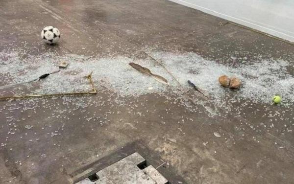 إتلاف عمل فني زجاجي قيمته 20 ألف دولار بسبب علبة صودا فارغة