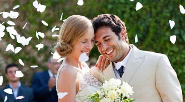 موقع يمنح 10 آلاف دولار للراغبين بالزواج