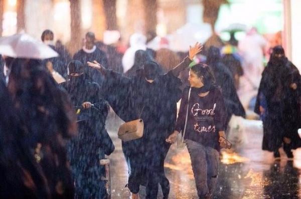 شاهد .. السعوديون يستغلون مياة الأمطار في الترفيه "جيت سكي"