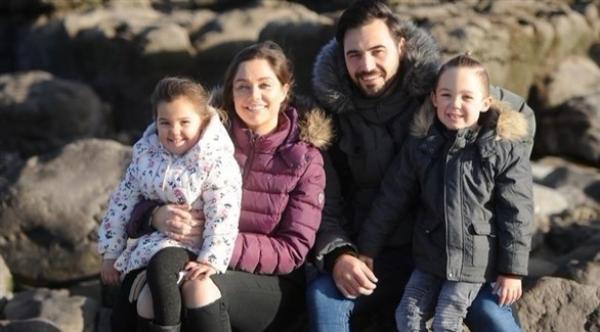 تعمل في تنظيف المراحيض لتمول رحلتها حول العالم