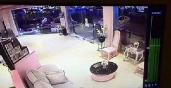 بالفيديو.. لحظة سرقة سيارة سعودي تركها في وضع التشغيل