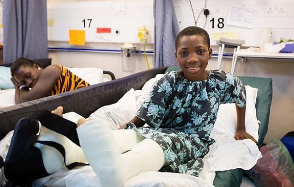 فتاة من بنين تخضع لعملية جراحية رائدة لتصحيح شكل الساقين المقوستين