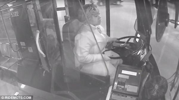 بالفيديو: العناية الإلاهية تنقذ طفلاً من الموت برداً