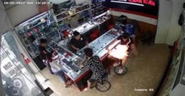 بالفيديو.. لحظة انفجار بطارية هاتف في يد صاحبها