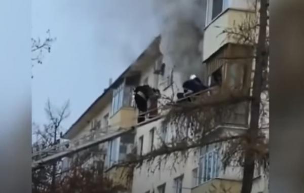 لحظة تدخل رجال المطافئ لانقاذ سيدة وابنيها من شقتها التي أكلتها النيران(فيديو)