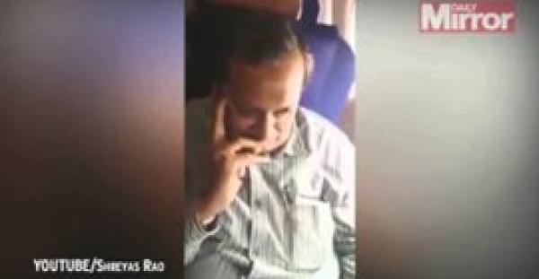 بالفيديو.. شاهد كيف انتقمت فتاة من رجل تحرش بها على متن طائرة