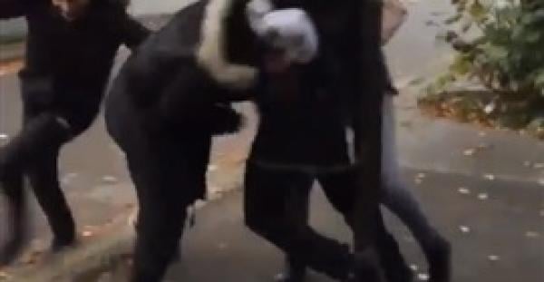 بالفيديو.. رد فعل شخصين لحظة مشاهدتهما شابا يقبّل حبيبته في الشارع