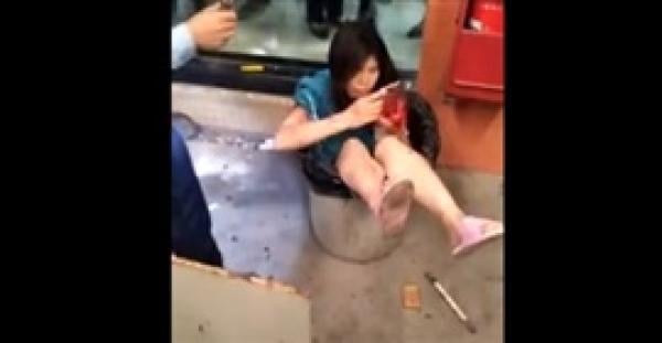 رجل يلقي بزوجته في صندوق قمامة (فيديو)