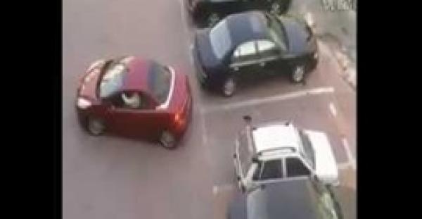 بالفيديو.. مقلب ساخن من فتاة لتأديب شاب استثار غضبها