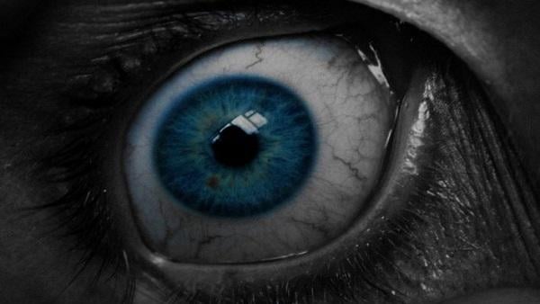 لماذا يفتح الميت عينيه عند موته؟