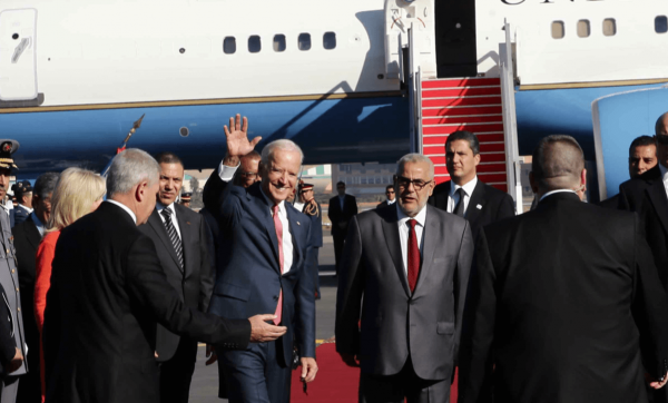 فيديو طريف...فرقة عسكرية تعزف "عيد ميلاد سعيد" لـ"بايدن" عند وصوله للمغرب بحضور "بنكيران"