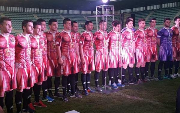 بالصور : فريق اسباني يكشف النقاب عن قميص في منتهى الغرابة