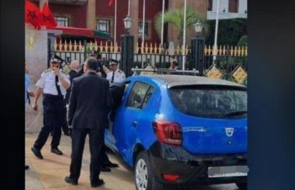 سائق سيارة أجرة يقتحم بوابة البرلمان والأمن يدخل على الخط