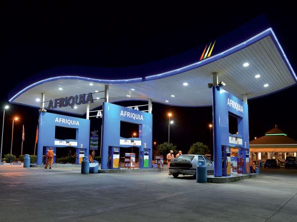 المقاطعة وسوء المعاملة يدفعان أرباب محطات "أفريقيا" للتصعيد في مواجهة "اخنوش"