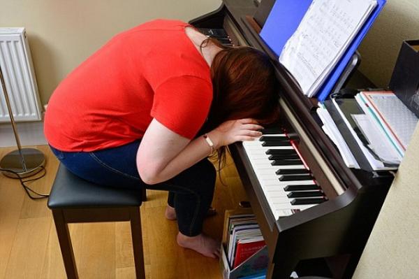 مراهقة تنام 40 مرة في اليوم  بسبب مرض نادر