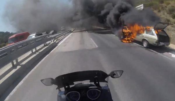 احتراق سيارة مرسيدس 240 وسط الطريق بين تطوان و طنجة