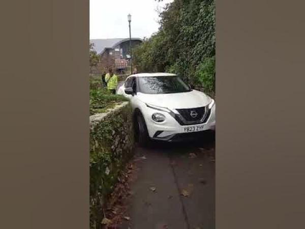 سيارة نيسان جوك تعلق بممر مشاة ضيق وسائقتها تلوم الـ GPS