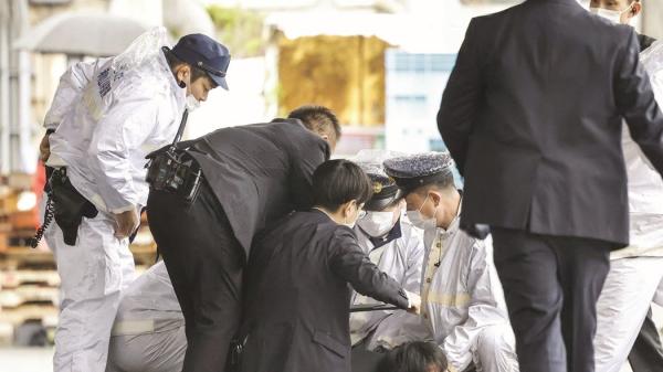 لحظة إلقاء قنبلة صوب رئيس الوزراء الياباني وهكذا تدخل حارسه الشخصي! (فيديو)