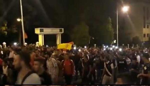 شباب تطوان يطالبون بإسقاط الجنسية المغربية ويرفعون العلم الاسباني (فيديو)