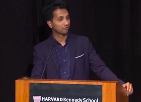 يصبح مليونيرا بفضل معلمه الذي شجعه على التحصيل العلمي في طفولته