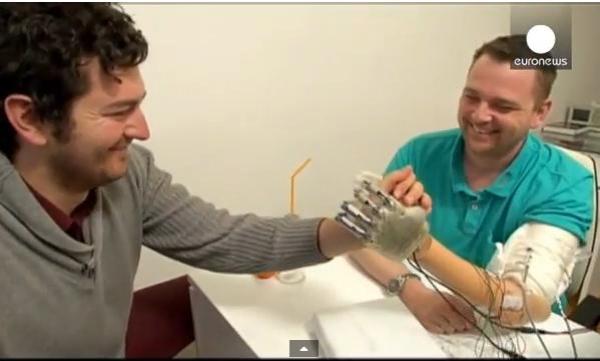 يد اصطناعية تعيد القدرة على لمس واستشعار الاشياء