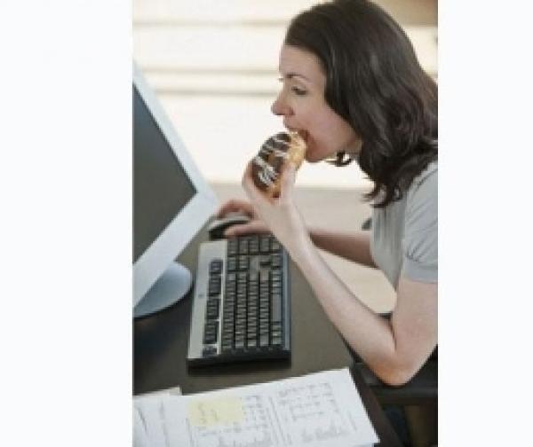 للمرأة العاملة.. تفادي هذه الأخطاء لعدم زيادة الوزن 