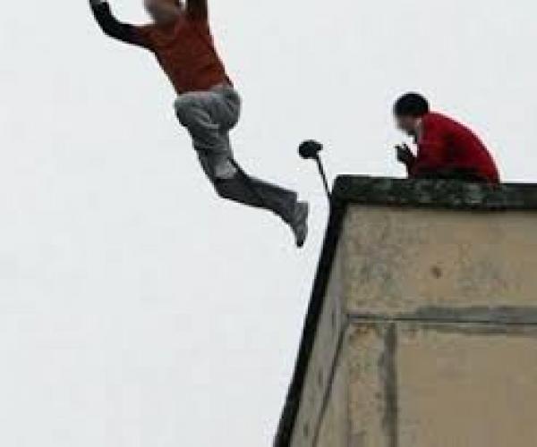 بني ملال : بعد رفض العائلة تزويجه ،شاب يلقي بنفسه من الطابق الثالث