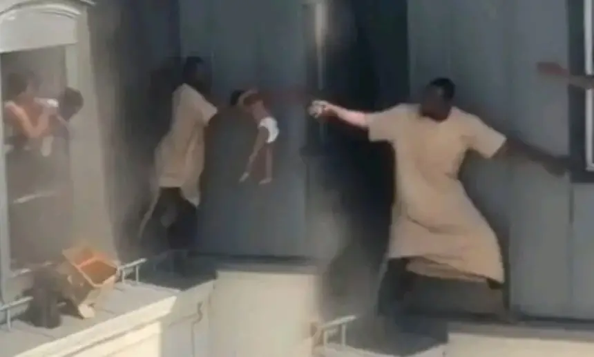 خاطر بحياته لإنقاذ رضيعين وعائلة محاصرة.. مهاجر يتحول إلى بطل في حريق باريس