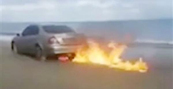 بسبب "اللايكات" ،متهور يحرق سيارته في بث مباشر